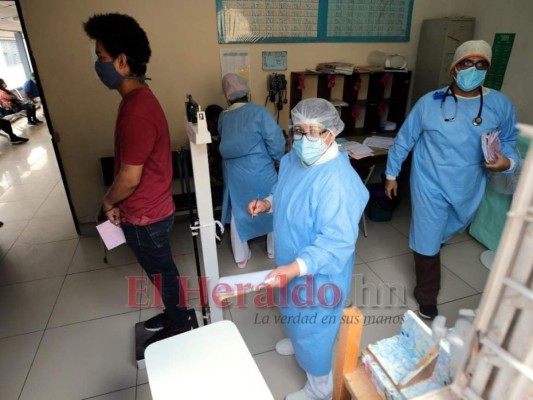 FOTOS: Héroes libran dura batalla contra el covid-19 en triajes y hospitales