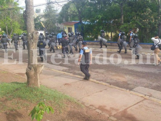 Impactantes imágenes del desalojo de estudiantes por la policía en la UNAH