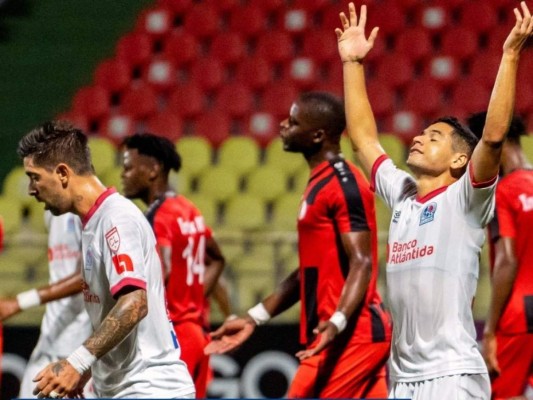 Dinero en camerinos, un jugador de 60 años en cancha y goleada: toda la polémica del partido de Olimpia en Surinam