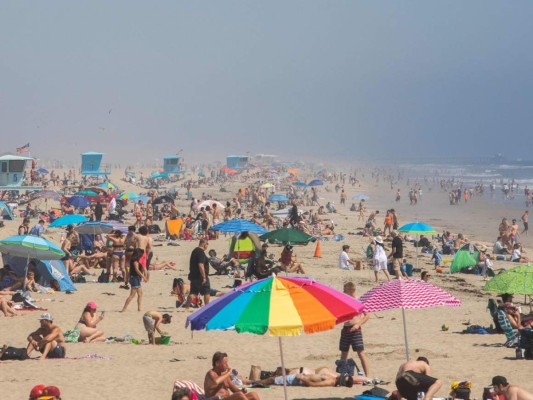 Retando al coronavirus, miles de personas abarrotaron playas de California (FOTOS)