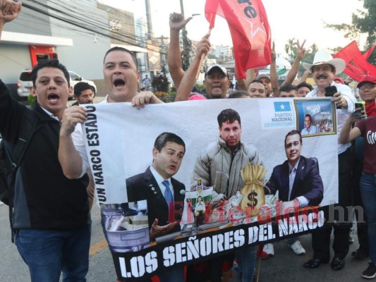 FOTOS: Oposición quema llantas e impide el paso en el bulevar Juan Pablo II de la capital