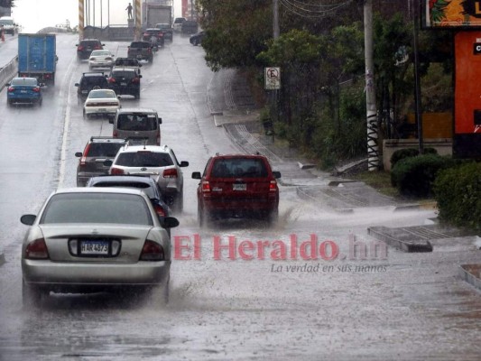 Calles convertidas en ríos y aceras inundadas, así luce la capital tras las lluvias