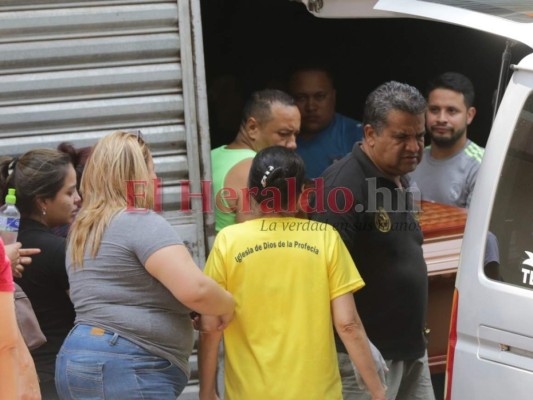 Dramático retiro de los restos de joven asesinado a escasos metros de su casa en el barrio El Bosque