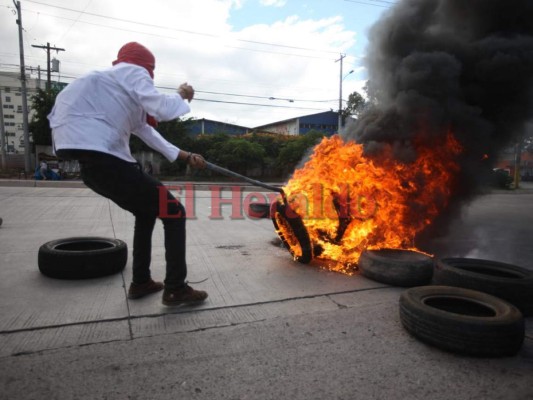 Fotografías de la pelea campal entre policía y universitarios en la UNAH