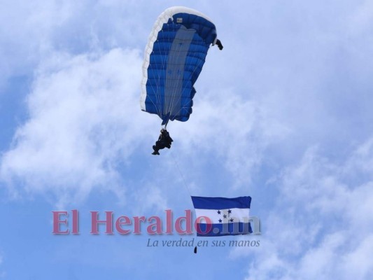 Júbilo y adrenalina: así fue el espectáculo de paracaidismo en el Bicentenario