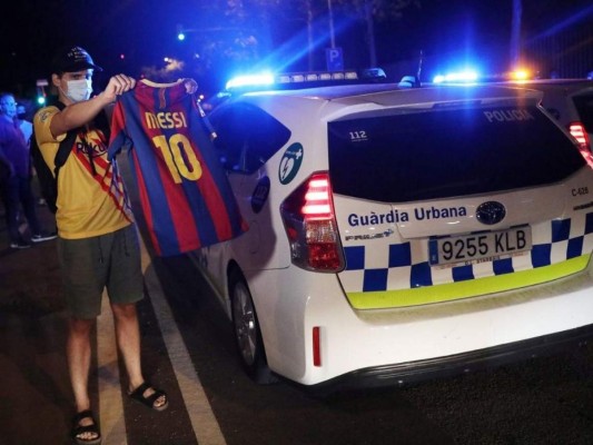 FOTOS: Aficionados del Barcelona devastados y enojados por salida de Messi