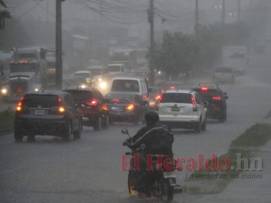 FOTOS: Los estragos que causó el fuerte aguacero este martes en la capital