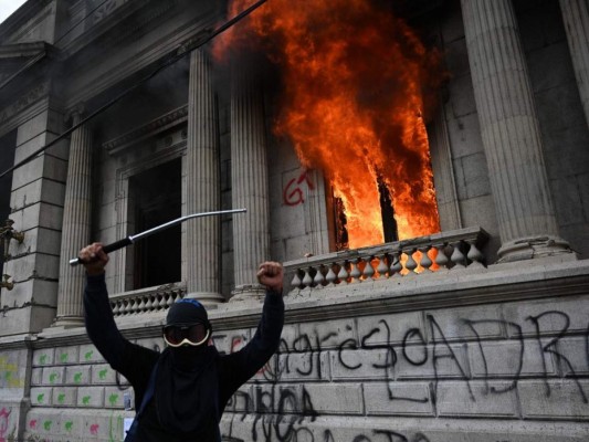 Prenden fuego a Congreso de Guatemala en protesta por reducción de fondos a Educación y Salud (FOTOS)