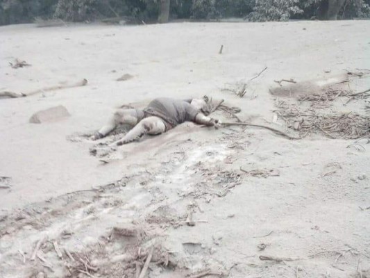 Así fue el rescate de los cadáveres por la erupción del volcán en Guatemala