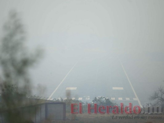 Densa capa de humo cubre la capital de Honduras y deja escasa visibilidad