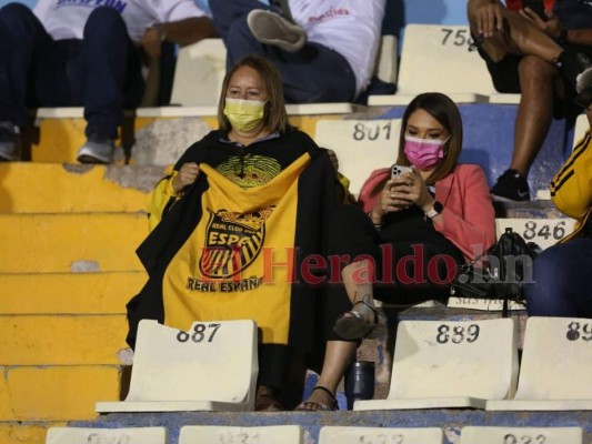 Afición merengue le pone color al clásico Olimpia-Real España en el Nacional (Fotos)