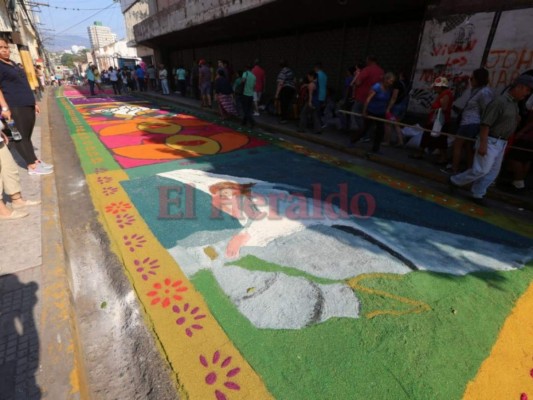 Coloridas alfombras de aserrín engalanan procesiones de este Viernes Santo