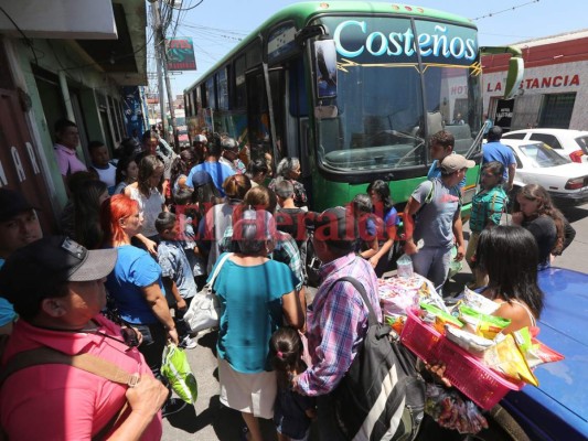 FOTOS: Éxodo masivo de capitalinos previo a la Semana Santa 2018