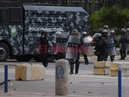 Fotografías de la pelea campal entre policía y universitarios en la UNAH