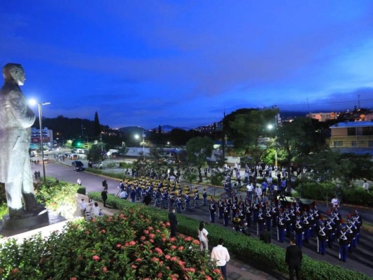 Algarabía en Plaza de las Banderas para conmemorar los 199 años de Independencia