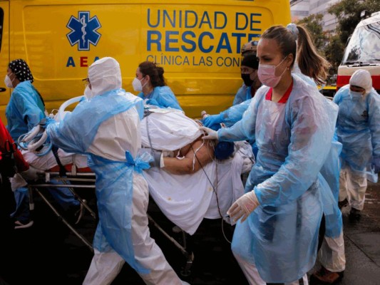 La dramática evacuación de pacientes entubados por incendio en hospital de Chile (Fotos)