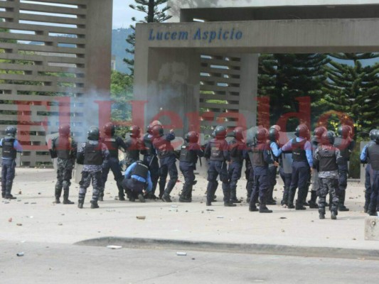 FOTOS: Nueva batalla campal entre universitarios y policías en la UNAH