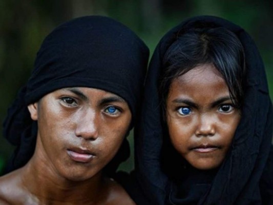 Los hipnotizantes ojos azules y brillantes de una tribu en Indonesia (FOTOS)