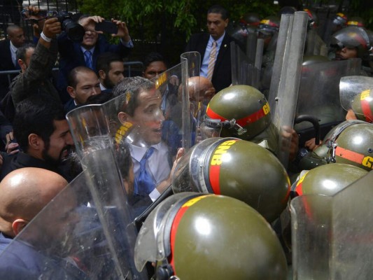 La caótica llegada de Juan Guaidó al Parlamento para su juramentación