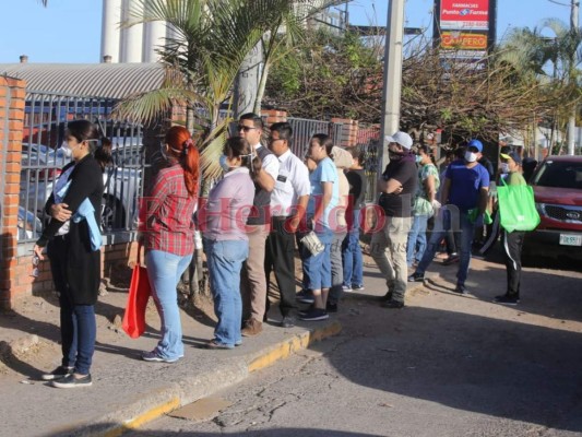 Sin mascarilla y aglomerados, así se arriesgan algunos capitalinos