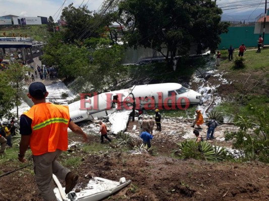 Impactantes imágenes de la avioneta que se salió de la pista en el Aeropuerto Toncontín en Tegucigalpa