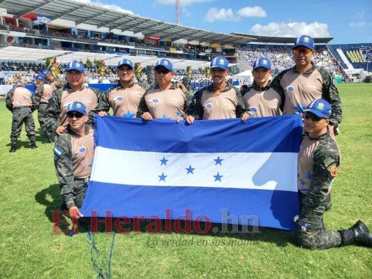 Júbilo y adrenalina: así fue el espectáculo de paracaidismo en el Bicentenario