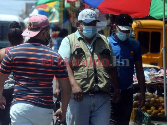 Mayoría de capitalinos acatan uso de mascarilla; otros se mantienen reacios a usarla (FOTOS)