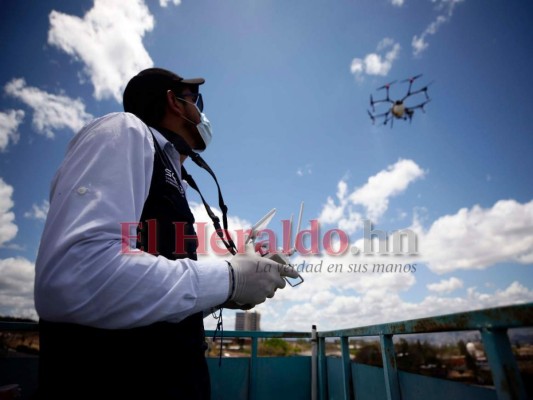 FOTOS: Con drones rocían desinfectante en varias zonas de la capital