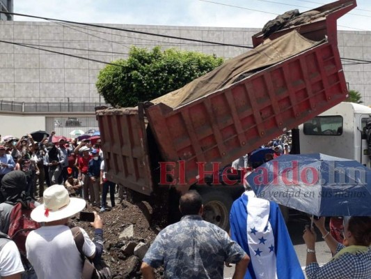 FOTOS: Bloqueos y enfrentamientos en el bulevar Fuerzas Armadas