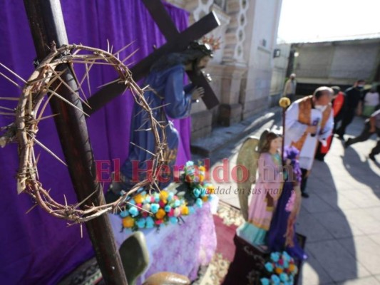 Con plegarias de sanidad y fervor cristiano: Así se desarrolló el vía crucis este Viernes Santo