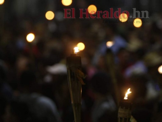 FOTOS: Marcha de las Antorchas llega a las afueras del Congreso Nacional