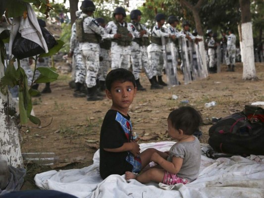 Entre basura y secando ropa en piedras, migrantes siguen varados en río Suchiate