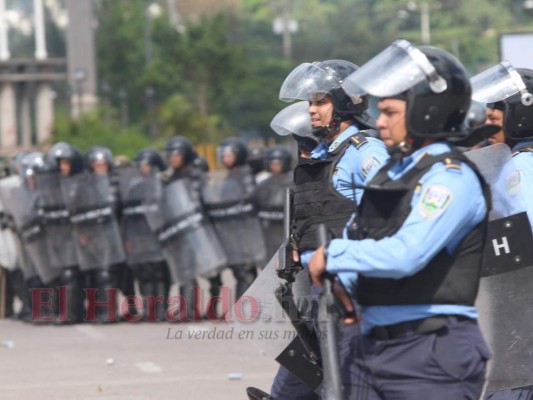 Fotos: Batalla campal entre encapuchados y Policías Antimotines en las afueras de la UNAH