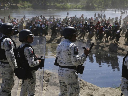 A punta de toletazos y gas lacrimógeno, México impide paso a migrantes