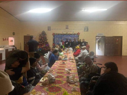 FOTOS: El noble gesto de Romell Quioto en un asilo de ancianos y en el Hospital Escuela en víspera navideña