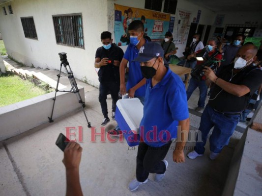 FOTOS: Con pancartas y sonrisas Ojojona recibe vacunas donadas por El Salvador  