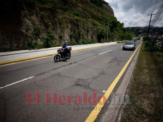 Baches, tierra y alcantarillas destapadas: deterioradas calles de la capital (FOTOS)