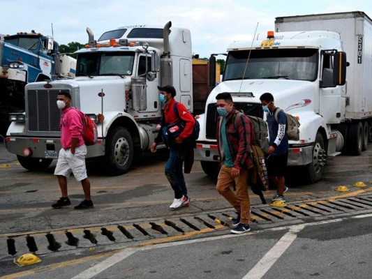 Frío, hambre y riesgos de contraer covid-19: calvario de la caravana migrante (FOTOS)