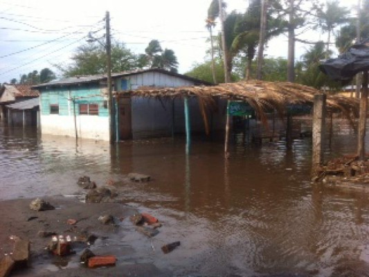 Honduras: Marejadas destruyen negocios y viviendas en el sur