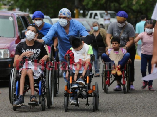 Así recibieron la vacuna anticovid los niños mayores de 12 años en la capital