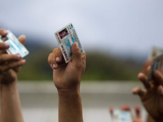 Con documentos en mano, caravana de migrantes hondureños avanza a través de Guatemala rumbo a EEUU