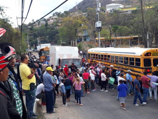 Imágenes del caos vial en la salida al sur ante la toma de calle de los pobladores de la aldea Yaguacire