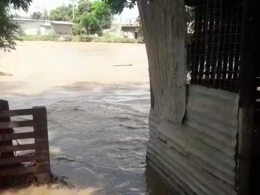 FOTOS: Casas y calles inundadas dejan fuertes lluvias en el país