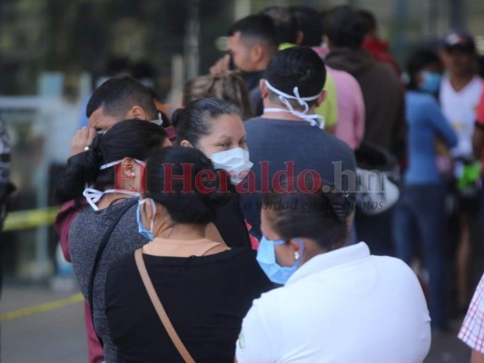 Sin mascarilla y aglomerados, así se arriesgan algunos capitalinos