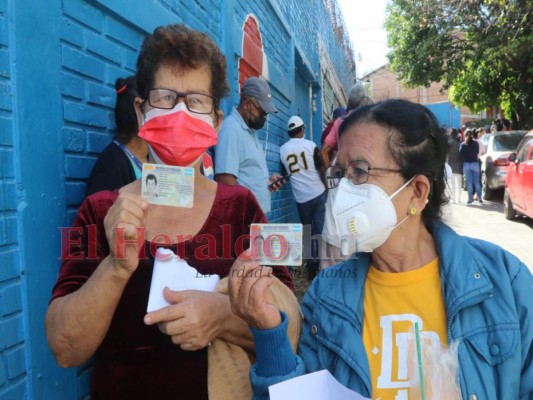 Aglomeración, caos y quejas en el primer día de entrega del Documento Nacional de Identificación