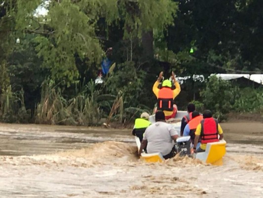 En imágenes: La tempestad no pasa para habitantes del Valle de Sula, que siguen bajo el agua tras potentes lluvias