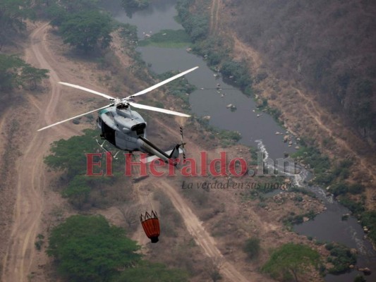 Imágenes aéreas del voraz incendio forestal que consume La Tigra