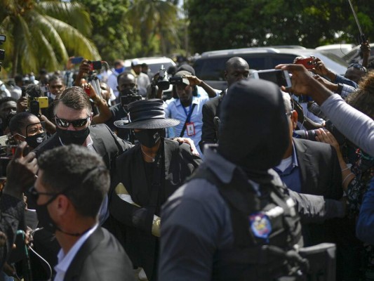 Entre llanto y bajo extrema seguridad se realiza funeral de Jovenel Moise