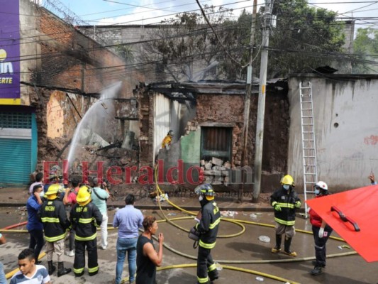 Incendio convierte en cenizas dos viviendas abandonadas en El Centavo (FOTOS)