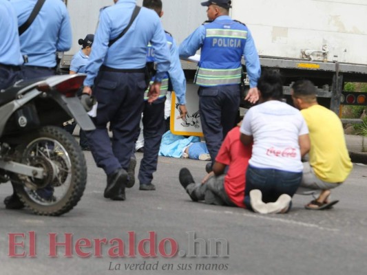 FOTOS: Terrible accidente entre moto y camión cobra la vida de una joven en la cuesta El Chile de la capital